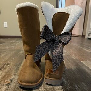 Marleylilly Sherpa Leopard Bow Tie Boots Size 8
